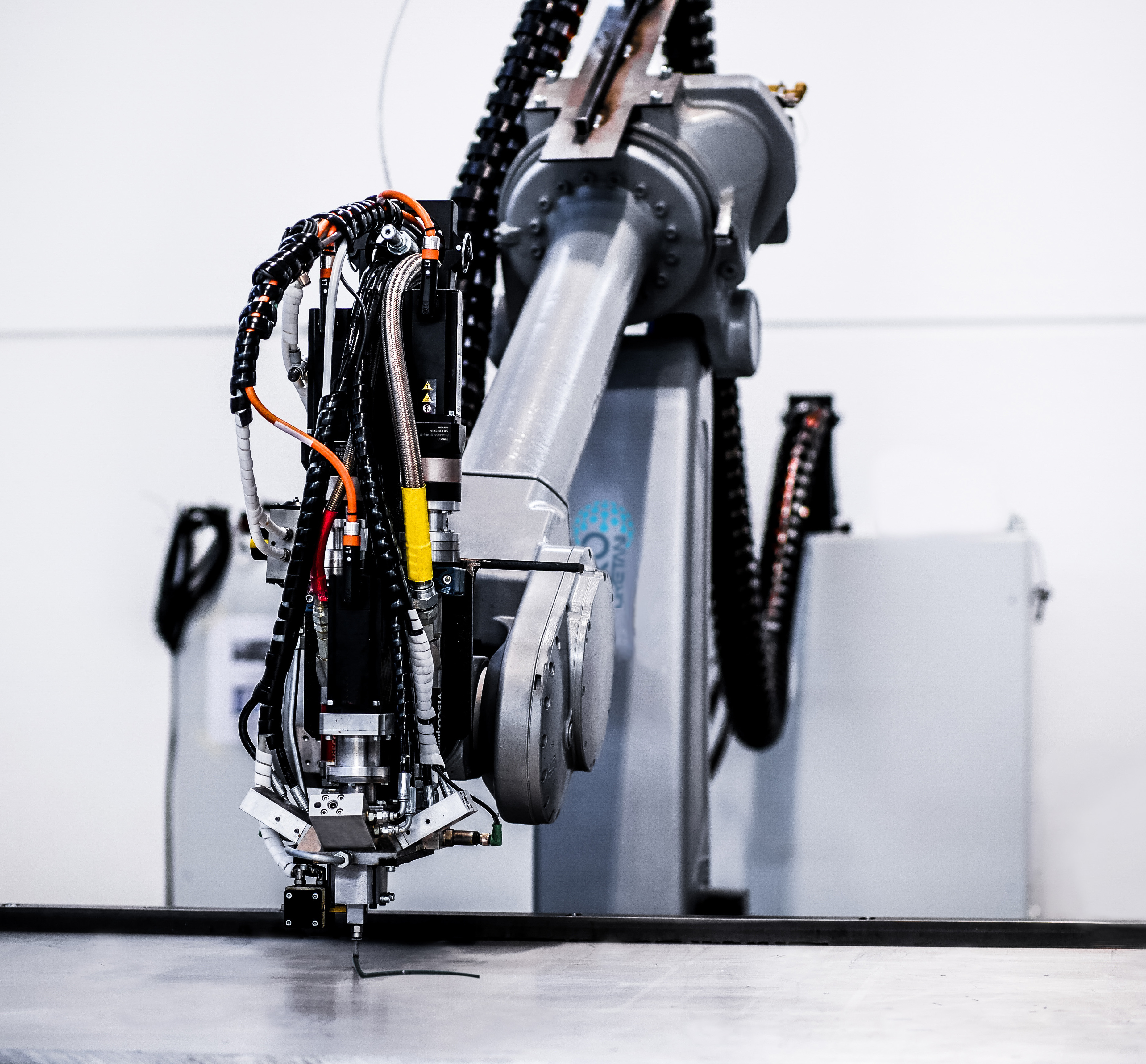 Robot antropomórfico para la aplicación de sellos de poliuretano.